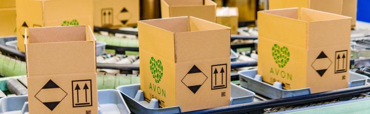 Avon realizuje w centrum dystrybucyjnym w Garwolinie usługę indywidualnego grawerowania perfum